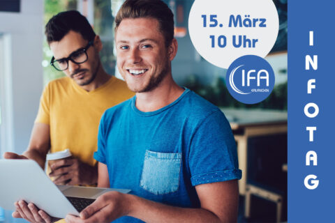 Junger Mann mit gelben Shirt und junger Mann mit blauem Shirt stehen in einem Büro und schauen auf einen Laptop, den einer der beiden in der Hand hält. Darüber Textbox mit 15. März, 10 Uhr, darunter IFA-Logo und daneben blaue Textbox mit INFOTAG